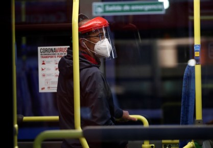 Un hombre protegido con mascarilla y una pantalla viaja en un autobús municipal de Madrid. EFE/Mariscal