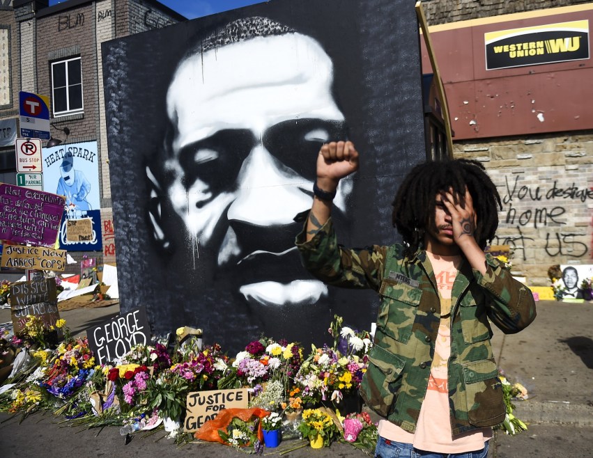 Homenaje a George Floyd en el lugar de Mineápolis donde el afroamericano fue detenido y murió después de que el policía Derek Chauvin le inmovilizara contra el suelo y presionara su cuello con la rodilla durante casi nueve minutos. EFE/EPA/CRAIG LASSIG