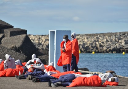 Inmigrantes llegados en patera a la isla canaria de El Hierro y atendidos por Cruz Roja en el puerto de La Restinga. EFE/ Gelmert Finol