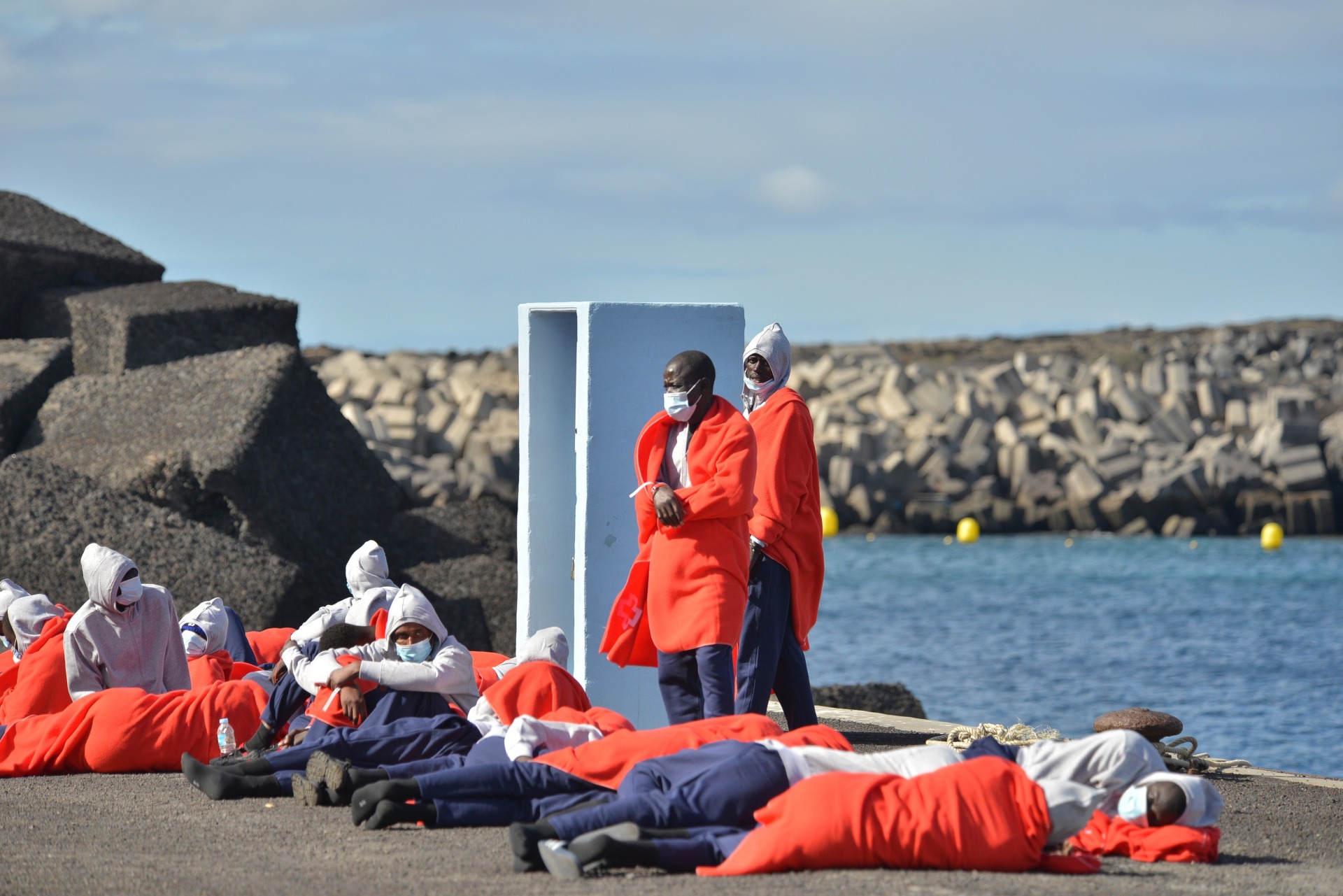Inmigrantes llegados en patera a la isla canaria de El Hierro y atendidos por Cruz Roja en el puerto de La Restinga. EFE/ Gelmert Finol