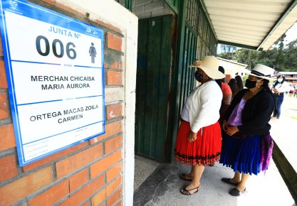 Varias personas esperaban para votar en las elecciones generales del domingo, en Cuenta (Ecuador). Más de 13 millones de ecuatorianos estaban convocados a las urnas para elegir presidente y vicepresidente, 137 asambleístas y cinco representantes del Parlamento Andino. EFE/ Robert Puglla