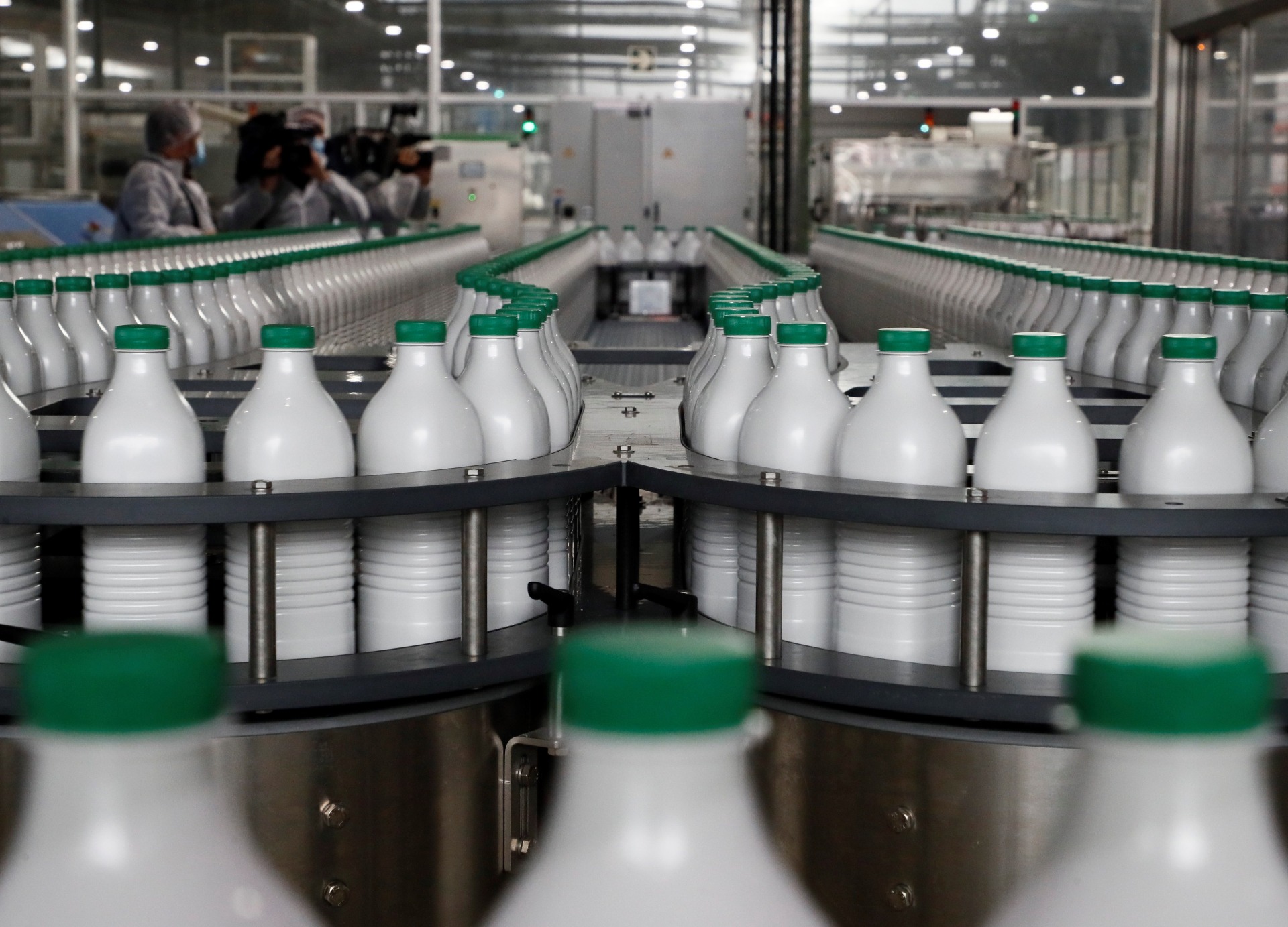 Vista de la zona de envasado de una factoría de productos lácteos. EFE/ Eliseo Trigo