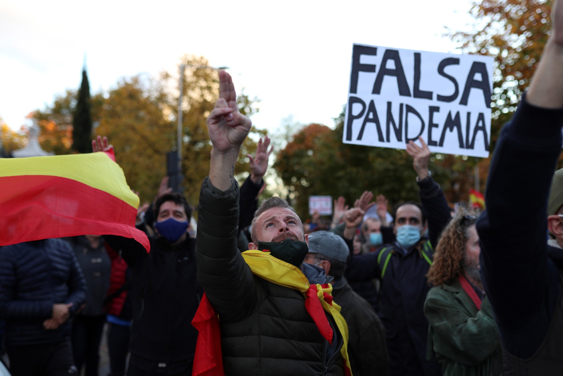 Negacionistas se manifiestan en Madrid para protestar contra el uso de mascarillas y mostrar su rechazo a la vacuna contra la Covid-19. EFE/Rodrigo Jiménez