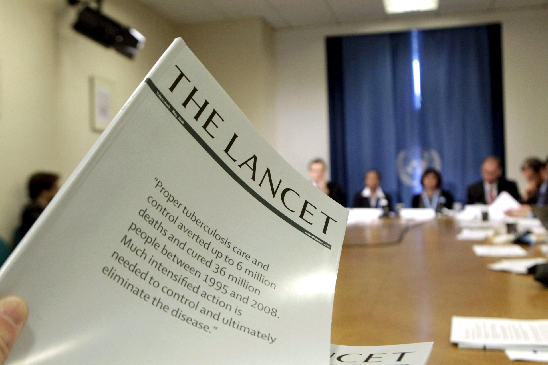 Un periodista sostiene un ejemplar de la revista médica The Lancet durante una asamblea de la Organización Mundial de la Salud (OMS) en Ginebra. EFE/Salvatore di Nolfi