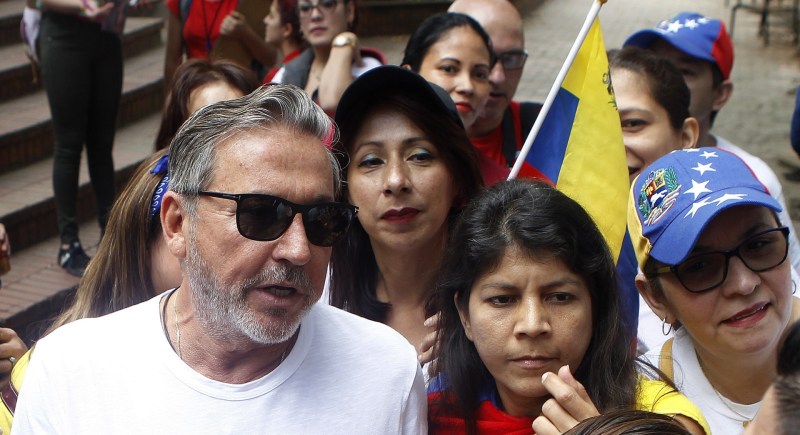 El cantautor venezolano Ricardo Montaner participó en 2019 en un plantón en apoyo al entonces presidente de la Asamblea Nacional de Venezuela, Juan Guaidó, este sábado en Medellín (Colombia). EFE/Luis Eduardo Noriega A