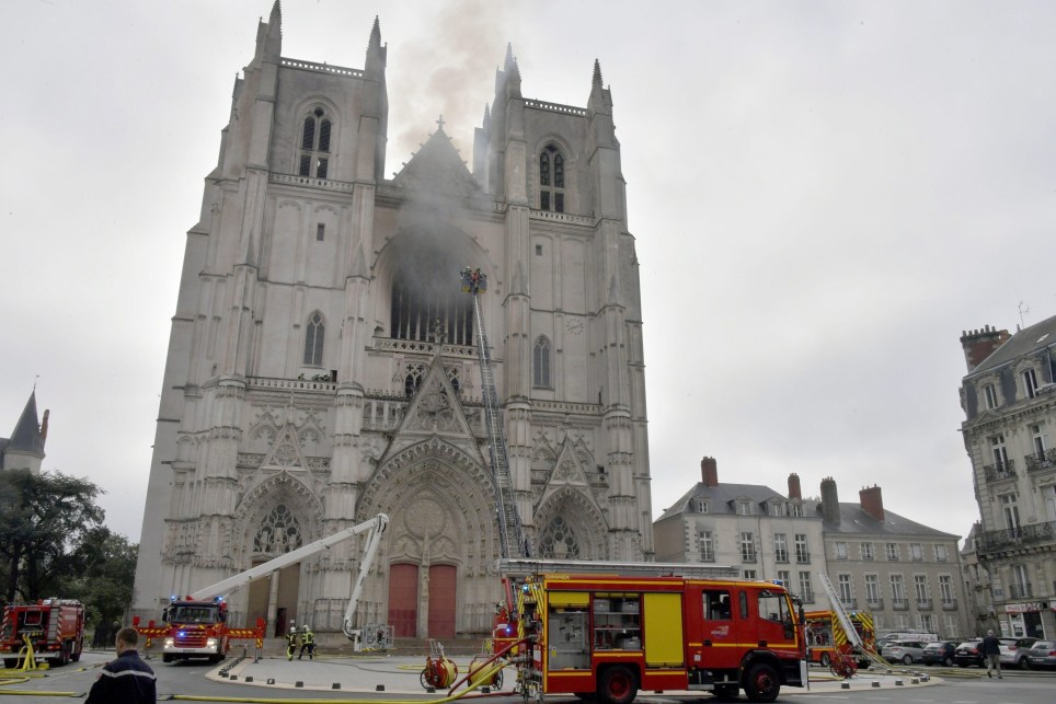 Los bomberos extinguen el incendio declarado en la catedral de Nantes. EFE / JEROME FOUQUET FRANCIA OUT