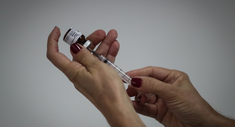 Una enfermera se prepara para inyectar una vacuna en Sao Paulo, Brazil. EFE/Fernando Bizerra Jr.