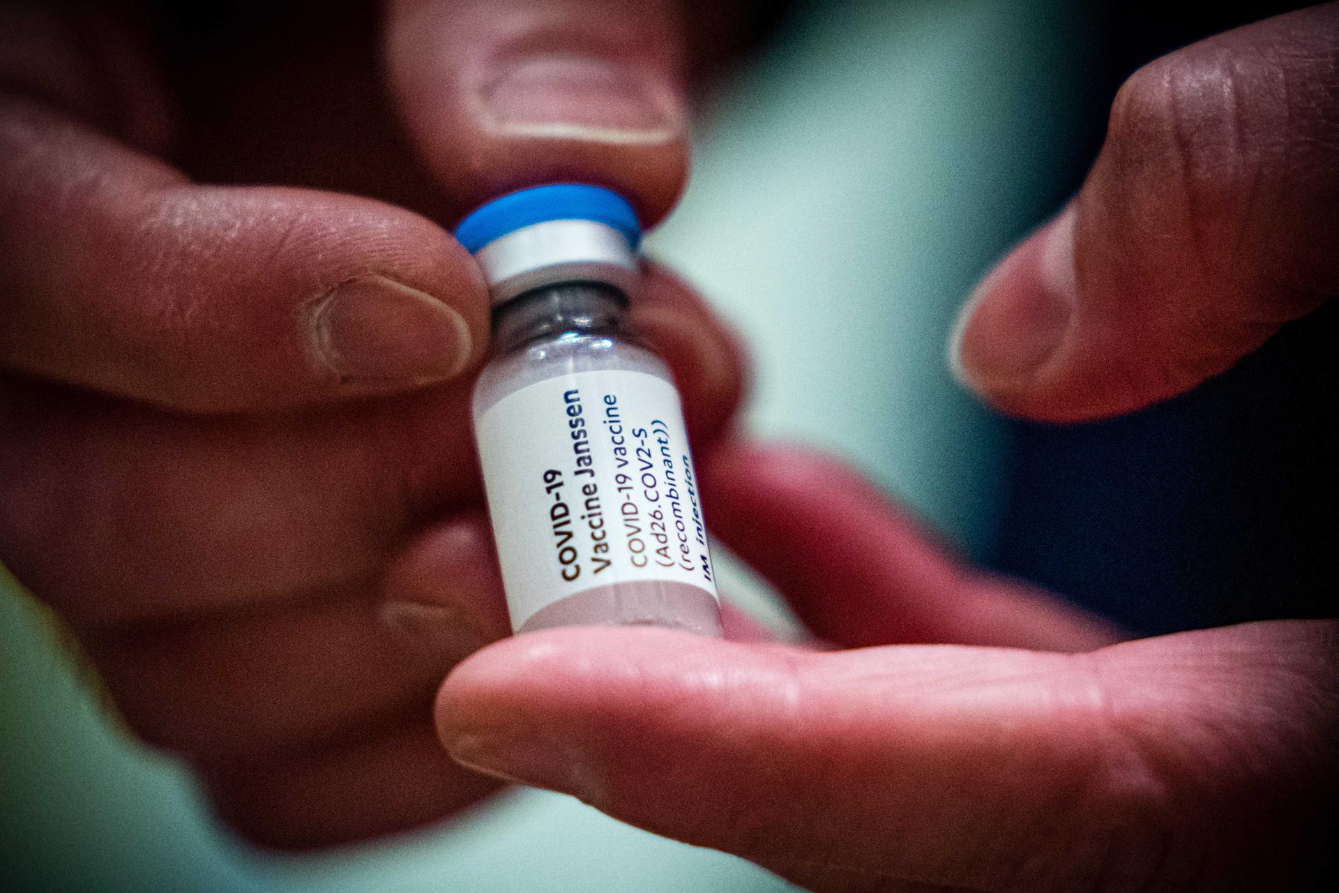 Una de las primeras dosis de la vacuna contra la covid-19 producida por la farmacéutica Janssen en Holanda. EFE/EPA/Rob Engelaar