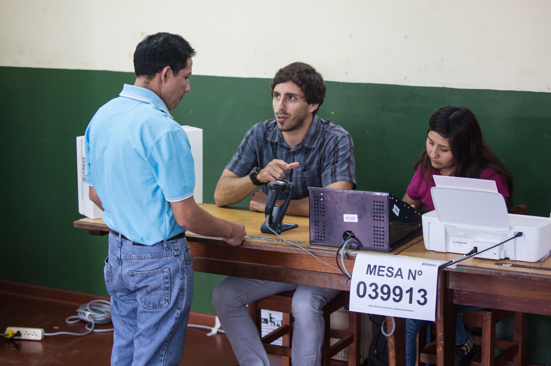 Foto de archivo de 2016 que muestra a ciudadanos peruanos ejerciendo su derecho al voto.EFE/Sebastián Castañeda