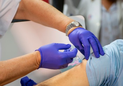 Un hombre se vacuna contra la gripe en un centro de salud en Santander. EFE/ Pedro Puente Hoyos