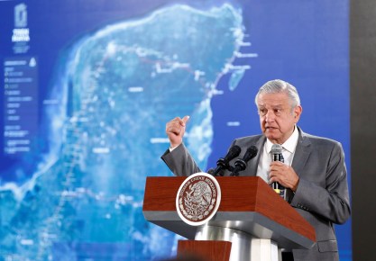 El presidente de México, Andrés Manuel López Obrador, presenta el proyecto ferroviario del Tren Maya durante una conferencia de prensa en el Palacio Nacional. EFE/ José Méndez