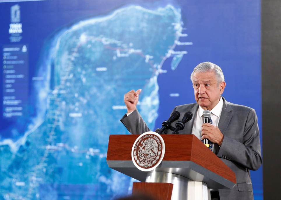 El presidente de México, Andrés Manuel López Obrador, presenta el proyecto ferroviario del Tren Maya durante una conferencia de prensa en el Palacio Nacional. EFE/ José Méndez