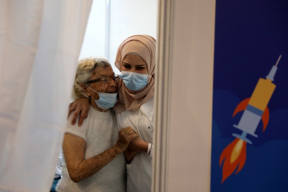 Una anciana abraza a una enfermera tras recibir la vacuna de la covid-19 en Tel Aviv. EFE/EPA/ABIR SULTAN