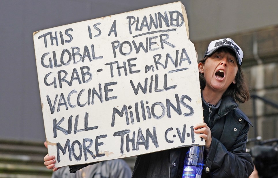 Un manifestante negacionista de la pandemia de coronavirus exhibe un cartel frente al Parlamento de Australia en Melbourne. EFE/EPA/Scott Barbour.