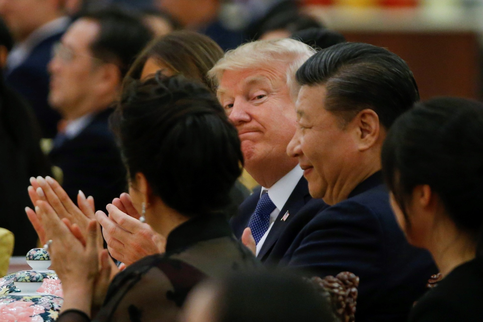 Donald Trump asiste en Pekín como presidente de EEUU en noviembre de 2017 a una cena de gala ofrecida por su homólogo chino, Xi Jinping. EFE/ Thomas Peter / Pool