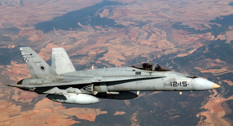Un avión de combate F-18 del Ejército del Aire español sobrevuela Aragón. EFE/MG