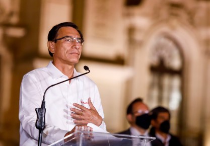 Martín Vizcarra durante su intervención para anunciar que aceptaba la decisión del Congreso de abandonar la Presidencia de Perú. EPA / Presidencia de Perú.
