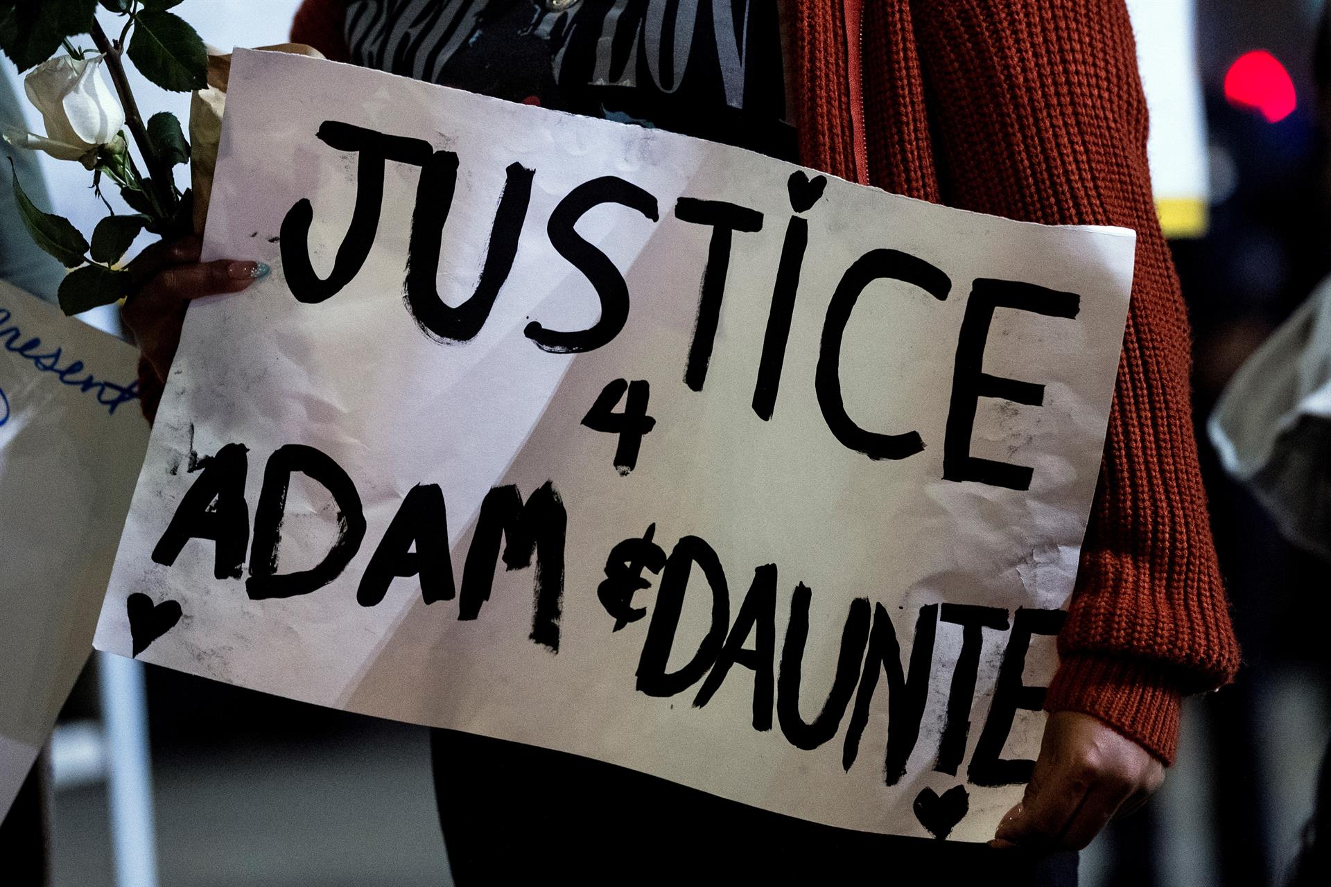 Una pancarta pide justicia para Adam Toledo y Daunte Wright, muertos a manos de la Policía estadounidense. EFE/EPA/ETIENNE LAURENT