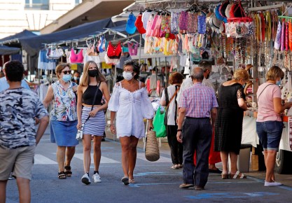Vecinos de Reus (Tarragona) en un mercado del centro de la ciudad. EFE/ Susanna Sáez