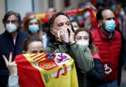 Vecinos del madrileño barrio de Salamanca se manifiestan contra el Gobierno por su gestión en la crisis del coronavirus. EFE/ Mariscal