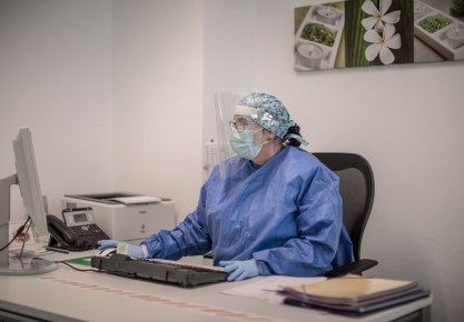 Una enfermera de un centro de salud valenciano en el despacho donde deriva pacientes con posibles síntomas de COVID-19. EFE/Biel Aliño