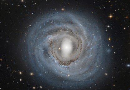 Fotografía tomada por el Telescopio Espacial Hubble y cedida por la NASA de la galaxia espiral NGC 4921, a 310 millones de años luz de distancia. EFE/Archivo Hubble Legacy