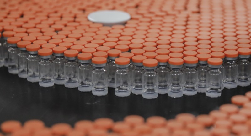 Vacunas contra la covid-19 del laboratorio chino Sinovac preparadas para su embalaje en las instalaciones de la farmacéutica en Pekín. EFE/EPA/Wu Hong