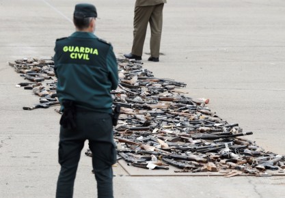 Un guardia civil observa armas incautadas en décadas pasadas a ETA y otros grupos terroristas antes de su destrucción simbólica en el Colegio de Guardias Jóvenes de Valdemoro (Madrid). EFE/Chema Moya