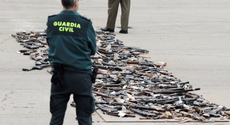 Un guardia civil observa armas incautadas en décadas pasadas a ETA y otros grupos terroristas antes de su destrucción simbólica en el Colegio de Guardias Jóvenes de Valdemoro (Madrid). EFE/Chema Moya