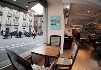 Interior de una cafetería del casco viejo de Pamplona. EFE/ Jesús Diges
