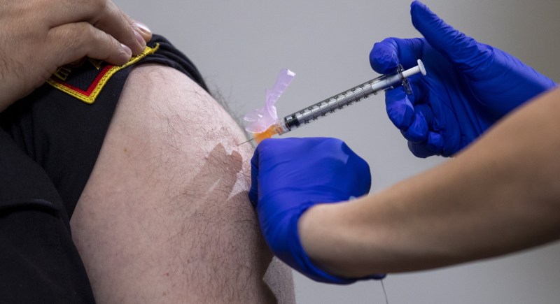 Inyección de la vacuna Pfizer-BioNTech el 17 de diciembre en un centro médico de Washington. EFE/SHAWN THEW