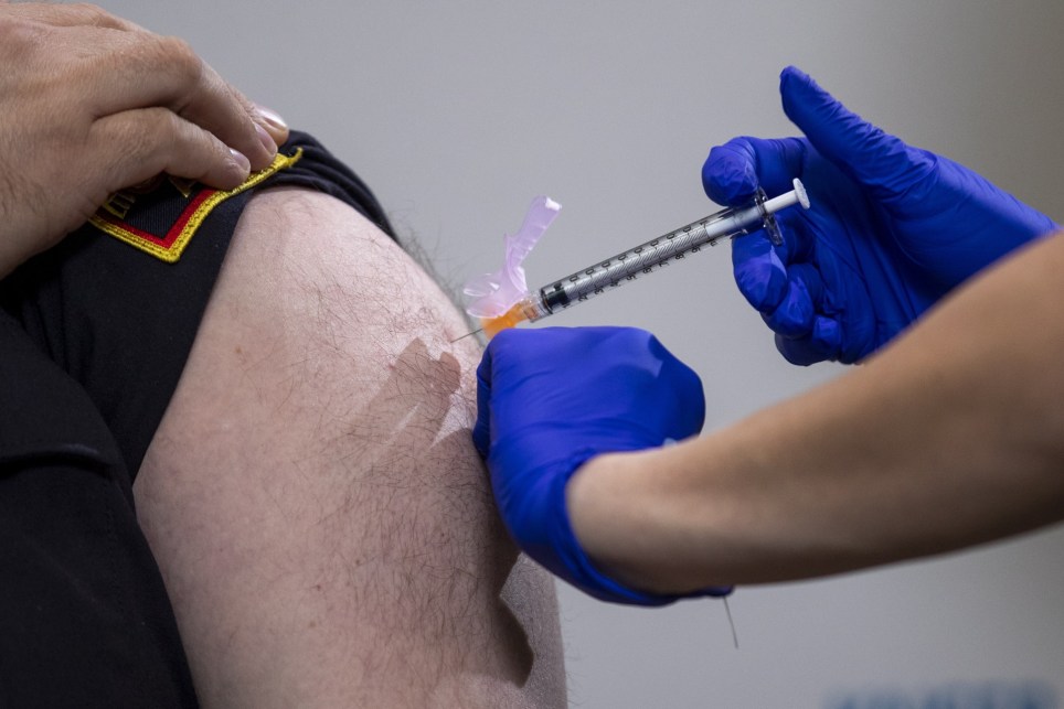 Inyección de la vacuna Pfizer-BioNTech el 17 de diciembre en un centro médico de Washington. EFE/SHAWN THEW