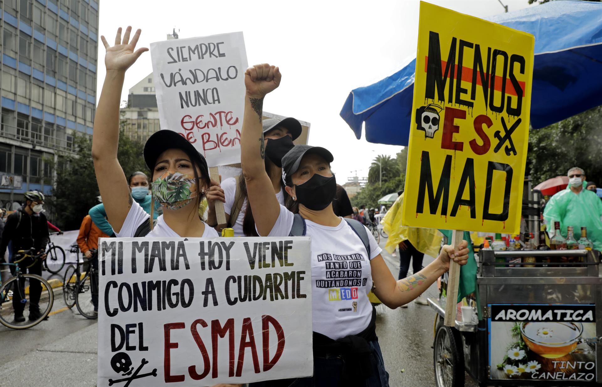 Manifestantes protestan este 28 de mayo, día en que se cumple un mes de paro nacional, en Bogotá (Colombia). EFE/ Carlos Ortega