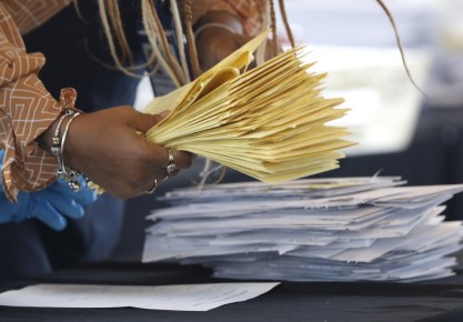 Verificación de papeletas de voto por correo en Atlanta durante el escrutinio de las últimas elecciones presidenciales de Estados Unidos. EFE/EPA/Erik S. Lesser
