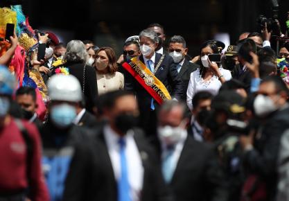 El presidente de Ecuador, Guillermo Lasso (c), junto a su familia, abandona el lugar tras su investidura el 24 de mayo en la sede de la Asamblea Nacional, en Quito (Ecuador). EFE/ José Jácome/Archivo