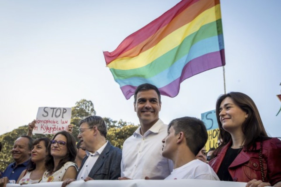 Orgullo LGTBI Pedro Sánchez tuit sátira gais
