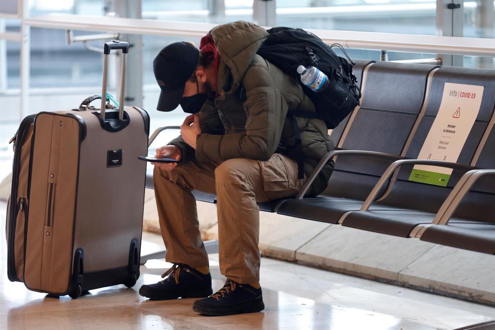 Un viajero revisa su teléfono en el aeropuerto de Madrid-Barajas. EFE/Chema Moya