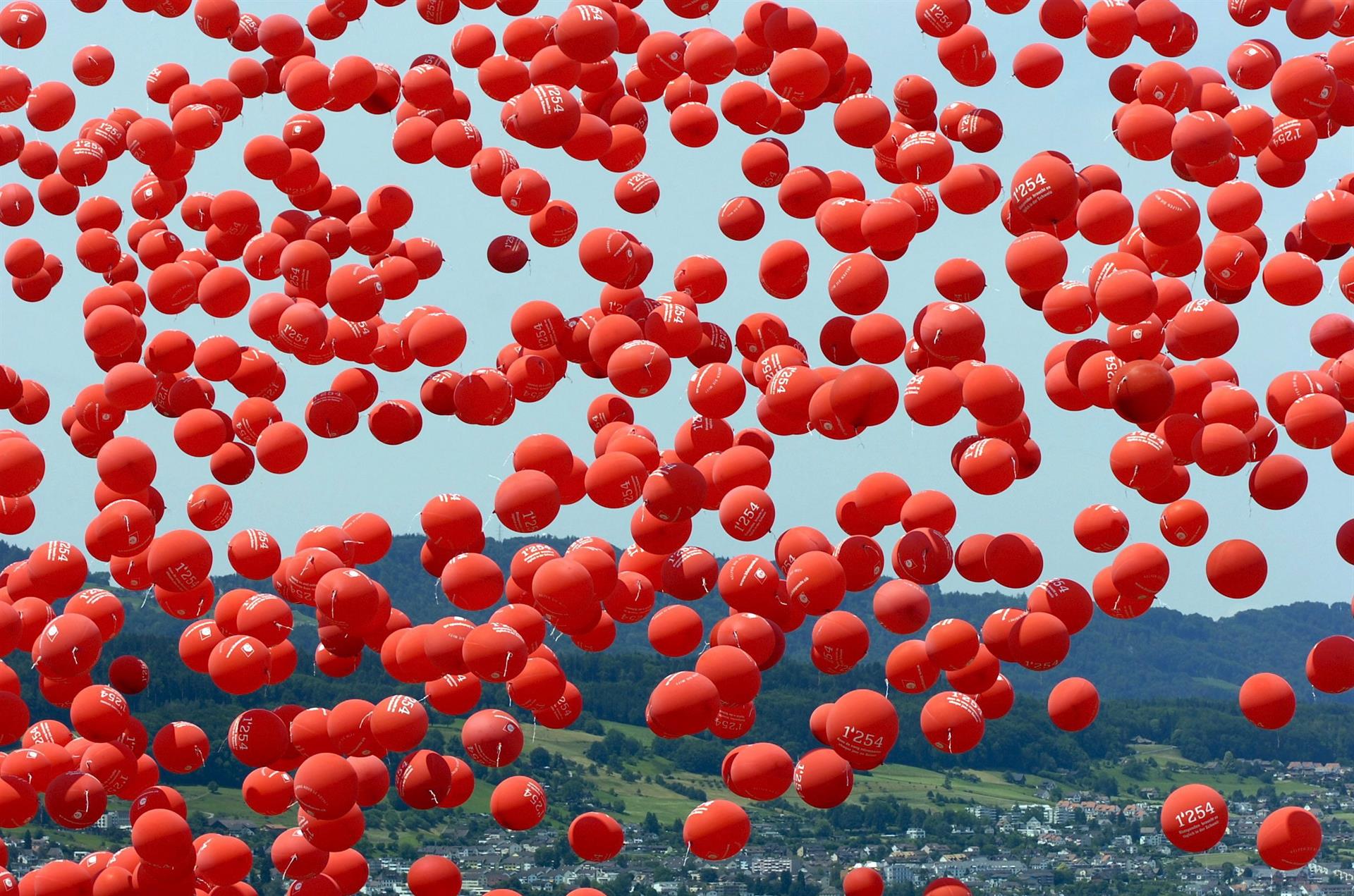 Un millar de globos rojos celebran el día mundial del donante de sangre en el lago suizo de Zúrich. EFE/EPA/Sigi Tischler