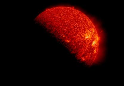 Una fotografía sin fecha de un folleto de la NASA disponible el 9 de noviembre de 2012 que ilustra al Sol y la temporada de eclipses de ese año. EFE/NASA/SDO/S. Hill/Archivo