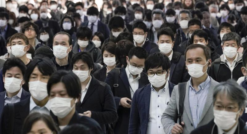 Trabajadores llevan mascarillas protestas para evitar la infección por coronavirus en Tokio, Japón, el 6 de abril de 2020. EFE/EPA/KIMIMASA MAYAMA/Archivo