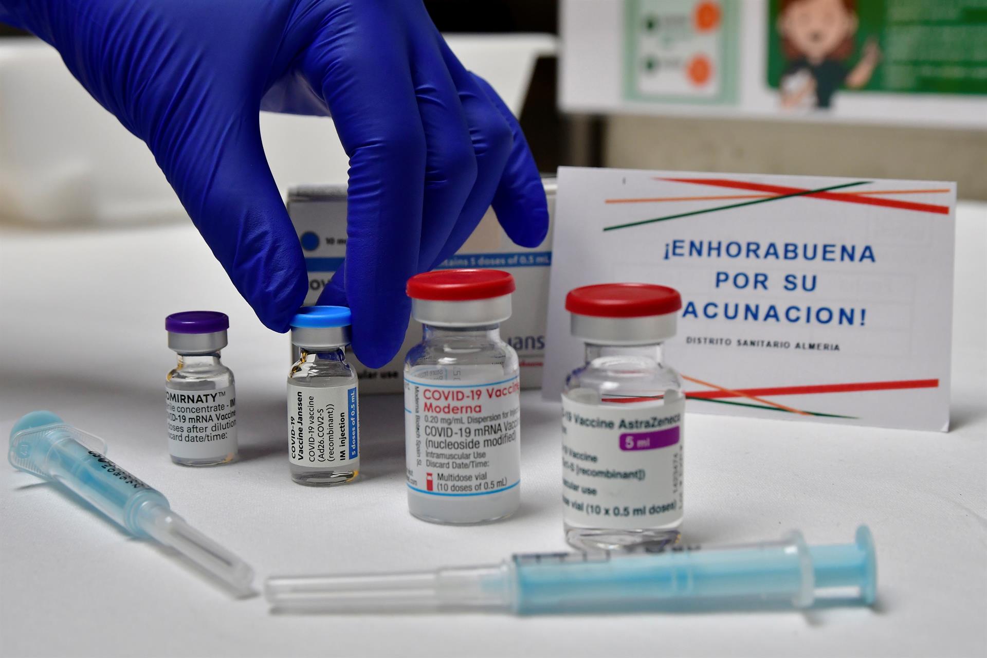 Imagen de las cuatro vacunas aprobadas por la Agencia Europea de Medicamentos (EMA). EFE / Carlos Barba
