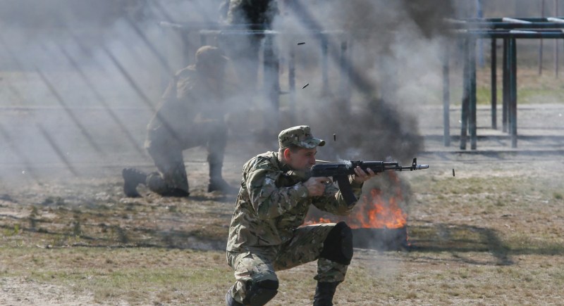 El jefe de las Fuerzas Armadas ucranianas no lleva una esvástica nazi en la pulsera.