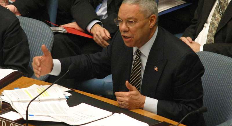 El ex secretario de Estado de Estados Unidos Colin Powell, durante una intervención en el Consejo de Seguridad de la ONU en 2003, donde previamente había justificado la necesidad del Guerra de Irak por las supuestas armas de destrucción masiva de Sadam Hussein.