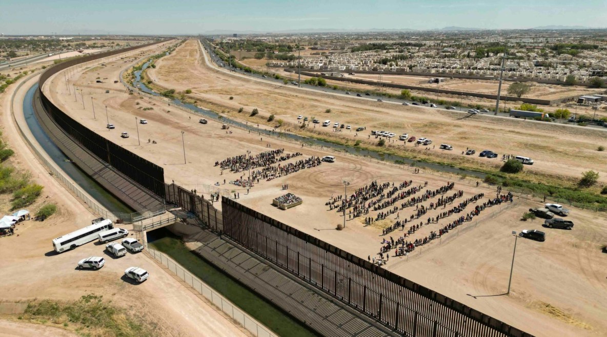 Frontera puente estampida título 42