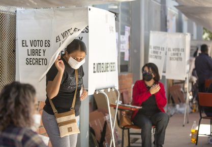 Fotografía de archivo de ciudadanos que acuden a emitir su voto en Coahuila. EFE/Miguel Sierra
