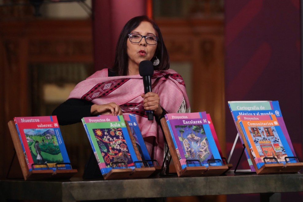 La secretaria de Educación Pública de México, Leticia Ramírez, con los nuevos libros de texto. EFE/Sashenka Gutiérrez