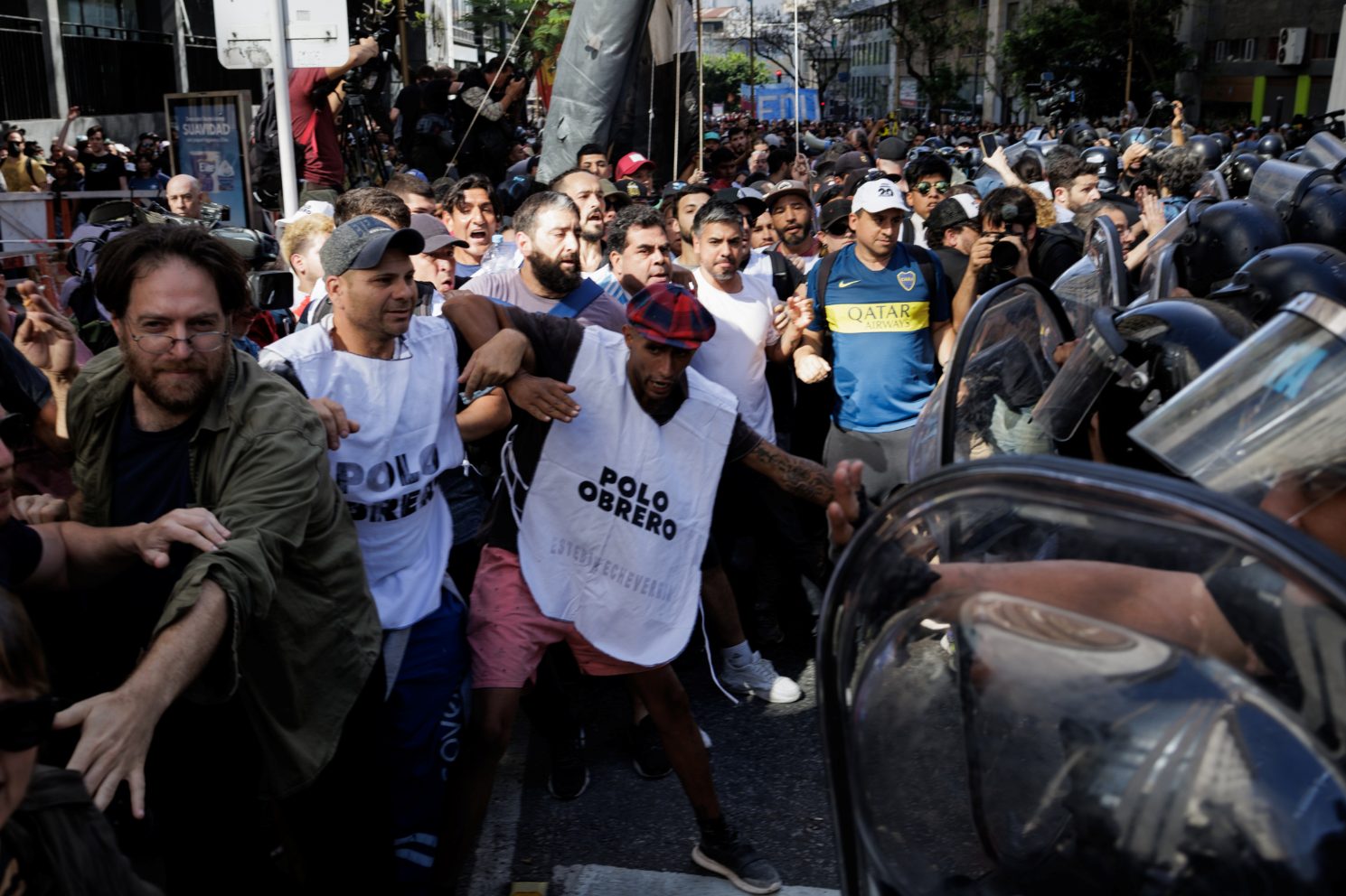 Manifestación en Buenos Aires contra el plan económico del presidente argentino Javier Milei, el 20 de diciembre de 2023. EFE/ Isaac Fontana