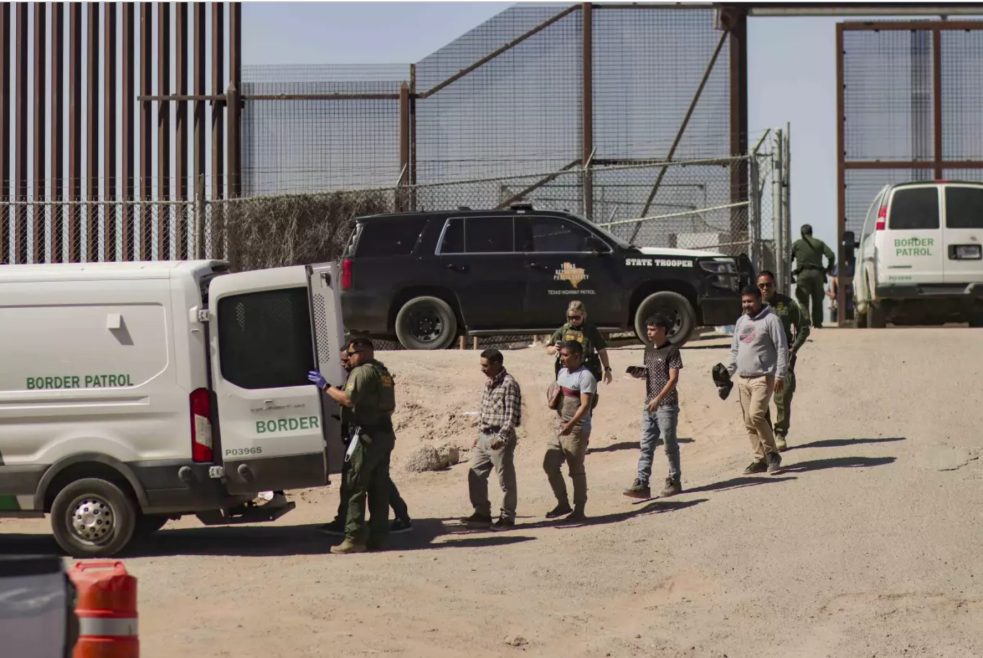 Un grupo de migrantes detenidos son llevados a un vehículo de la Patrulla Fronteriza de EE.UU, en El Paso, Texas. EFE/ Jonathan Fernández