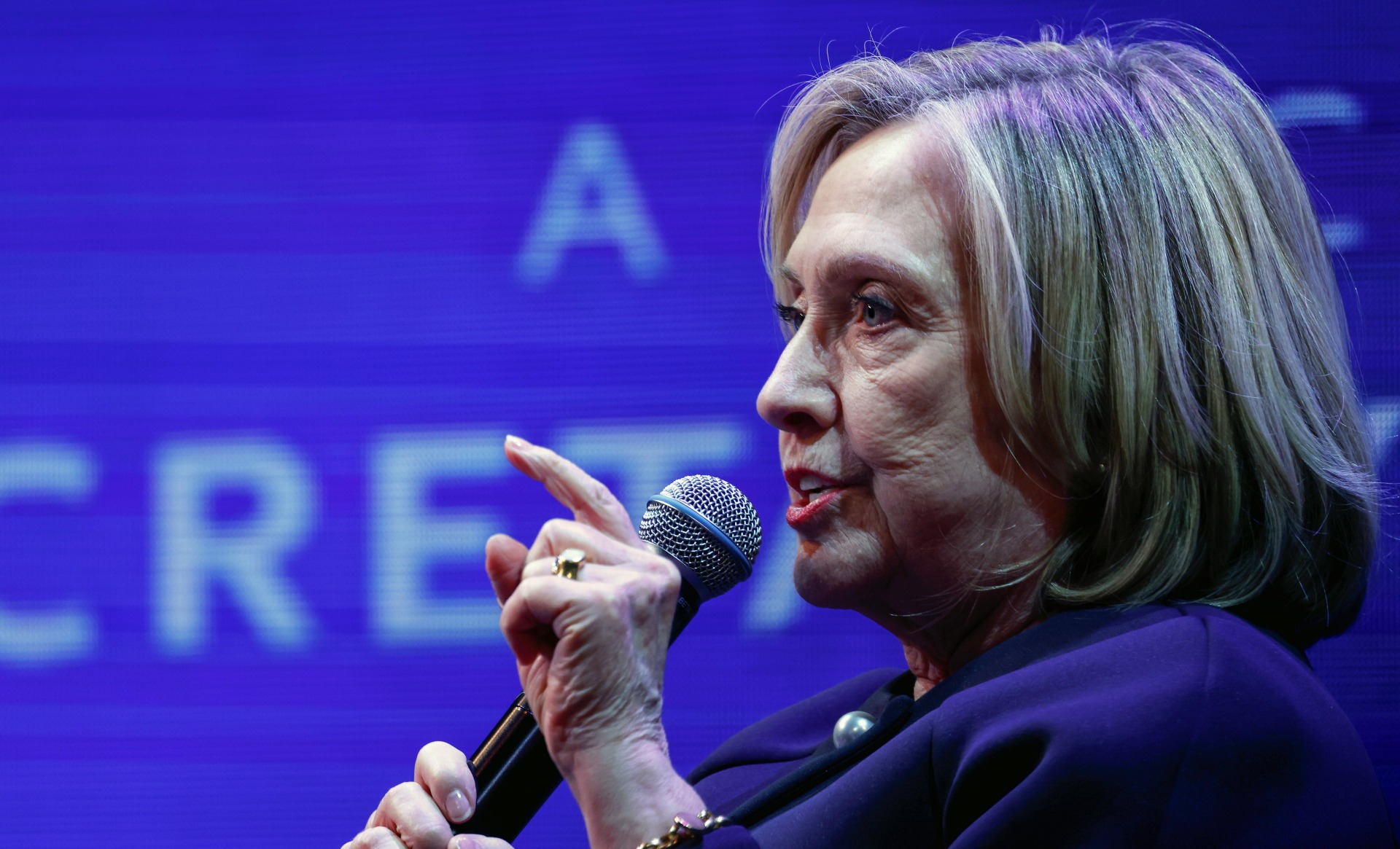 Hillary Clinton no pidió prohibir el dinero en efectivo