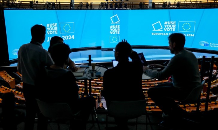 Técnicos configuran el hemiciclo del Parlamento Europeo como un televisor gigante desde donde se retransmitirán los resultados de las elecciones europeas el domingo 9 de junio.